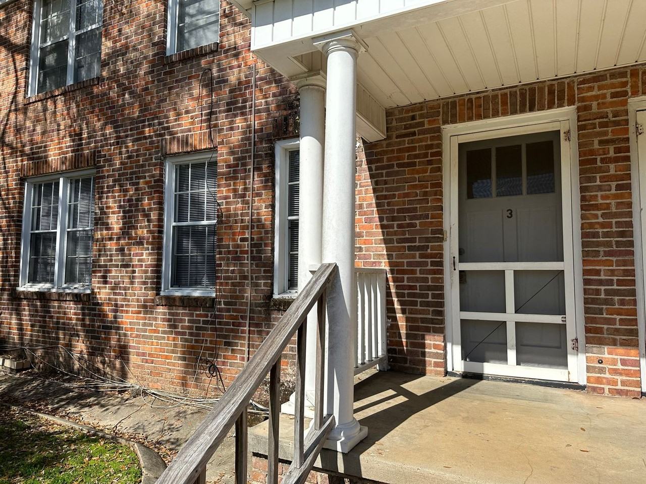 410 E Carolina St - Photo 2 of 6