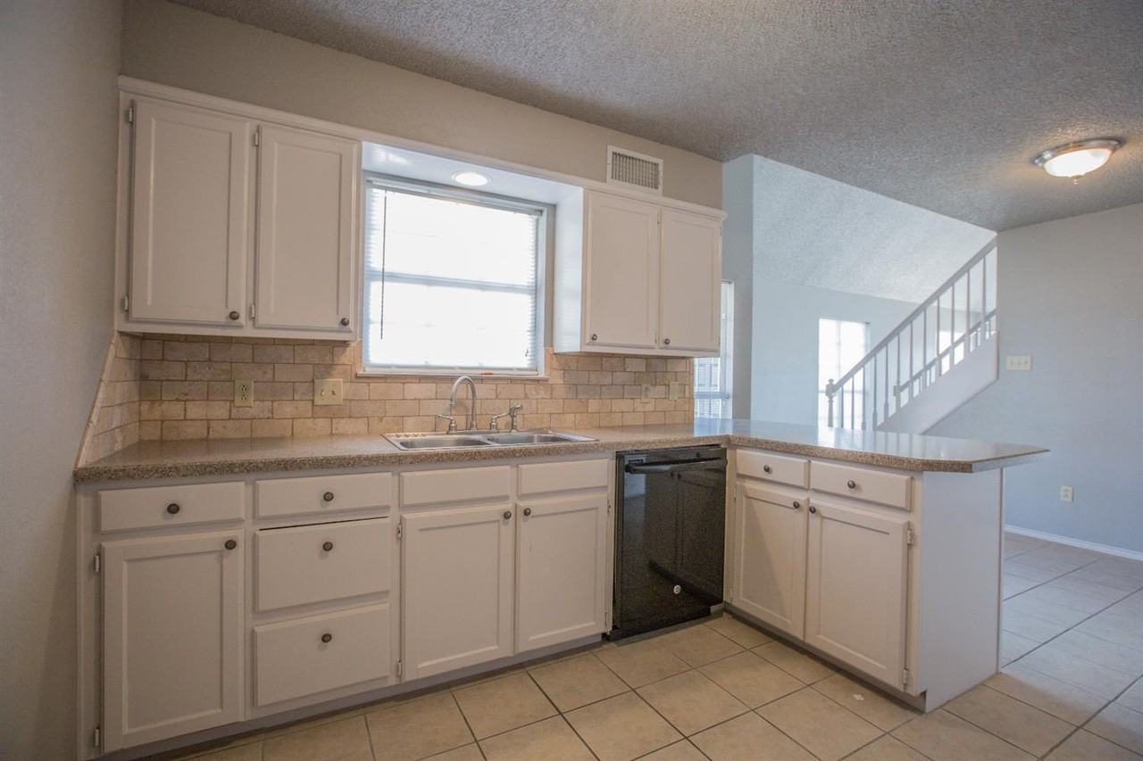 302 N Englewood Ave - Photo 6 of 13