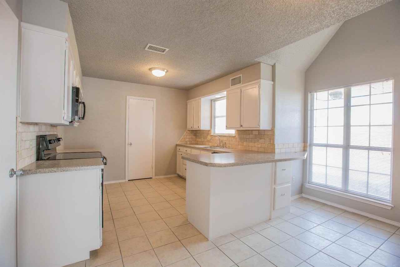 302 N Englewood Ave - Photo 7 of 13