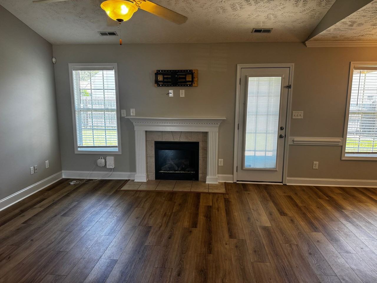 2118 Queen Elizabeth Ln - Photo 4 of 19