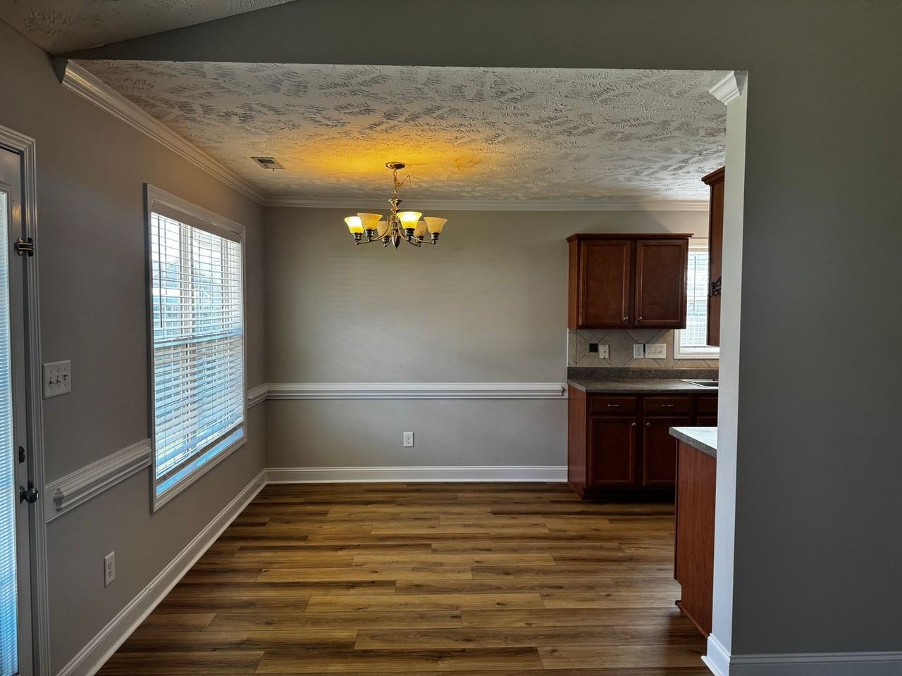 2118 Queen Elizabeth Ln - Photo 5 of 19