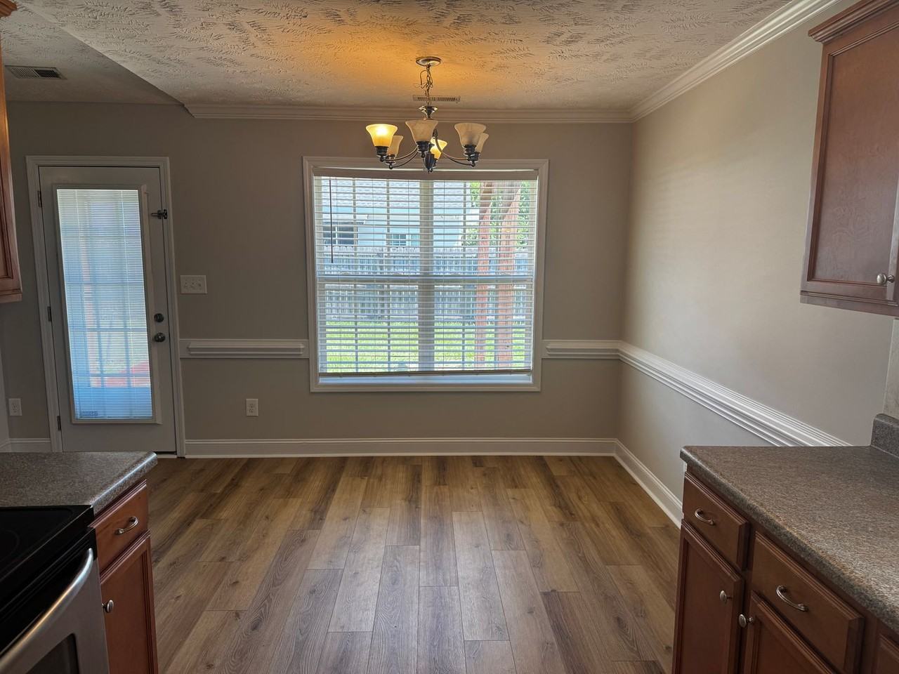 2118 Queen Elizabeth Ln - Photo 7 of 19