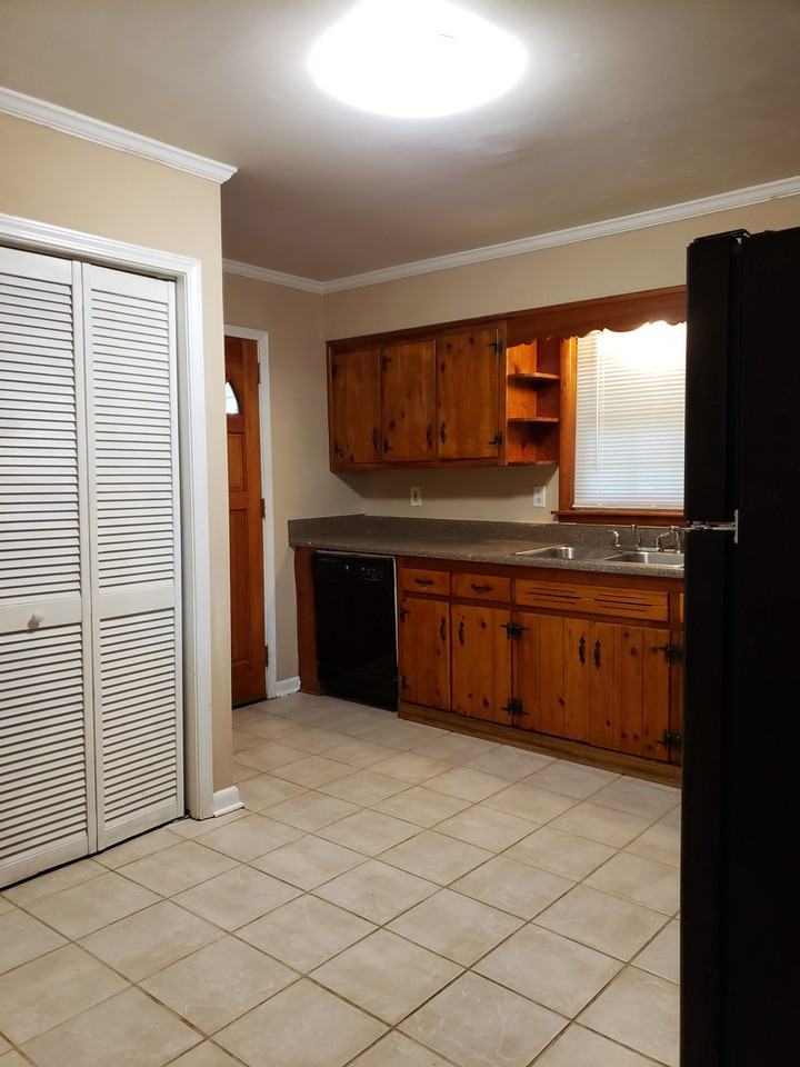 2021 Brewer Blvd Sw - Photo 3 of 10