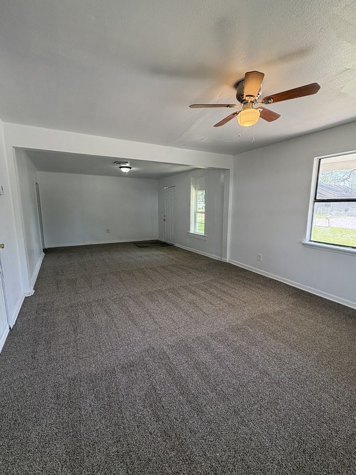 730 W 8th St #1 - Photo 4 of 17