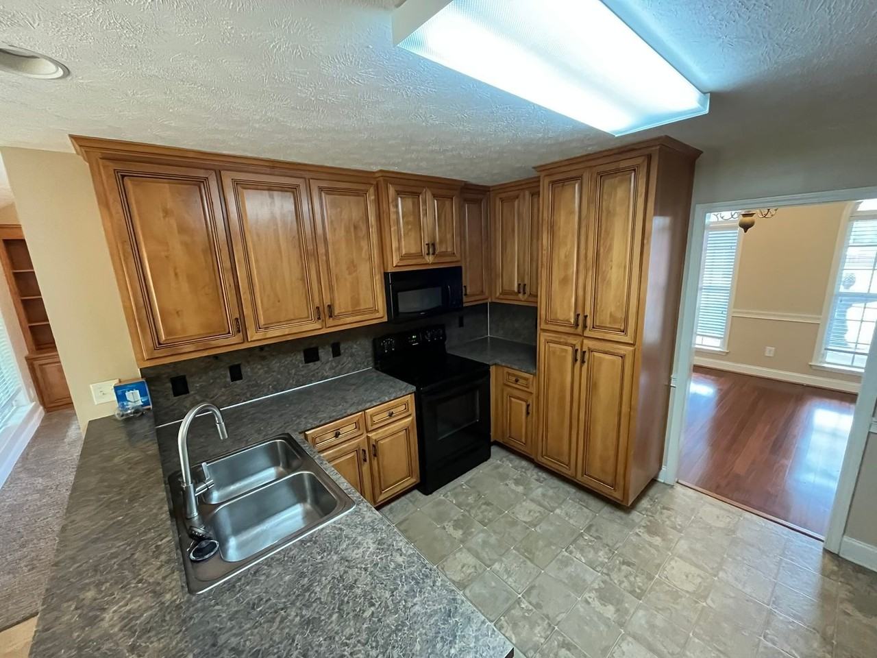 6031 Broadstone Ct - Photo 3 of 37