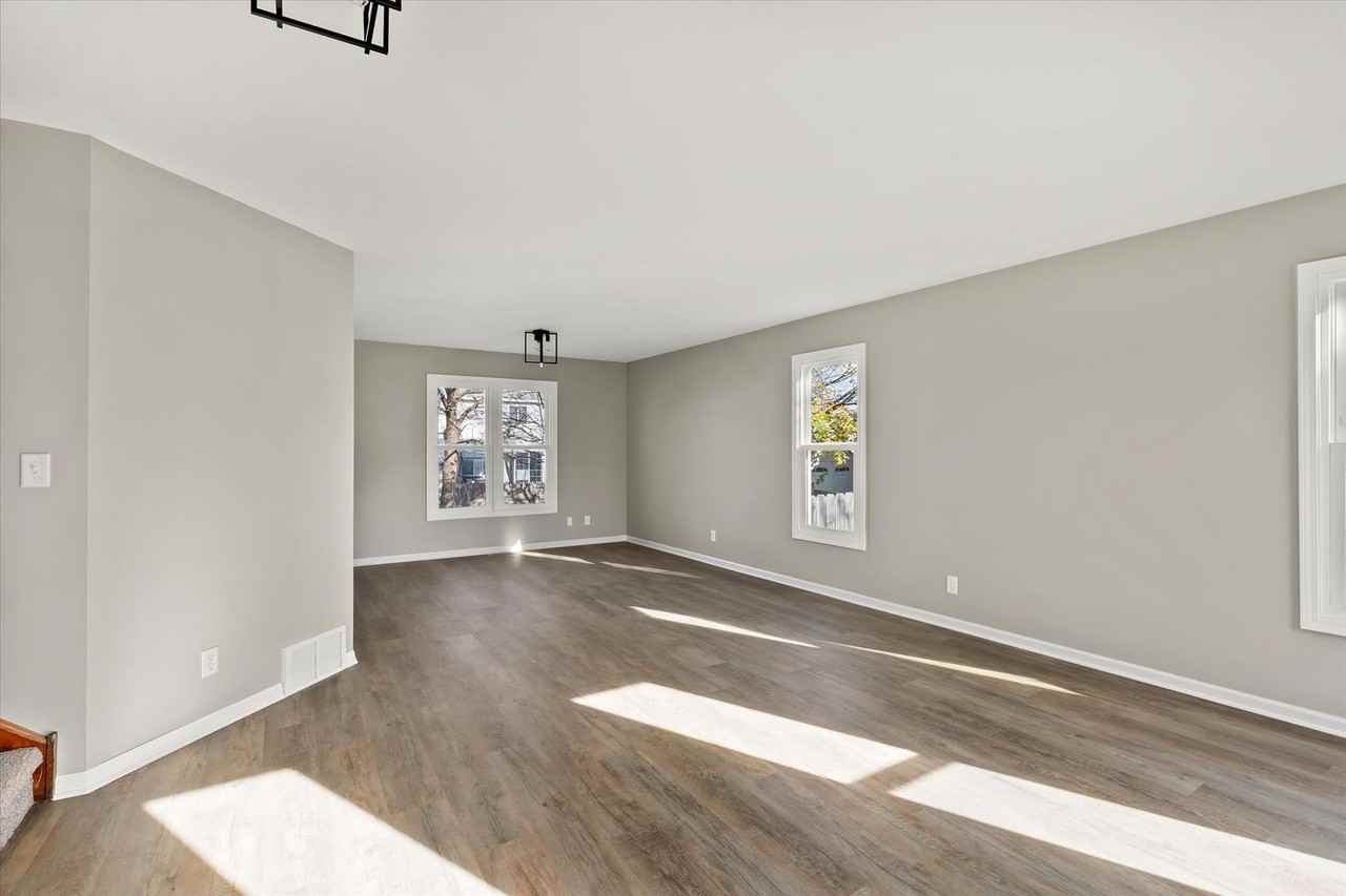 9418 68th St - Photo 4 of 28