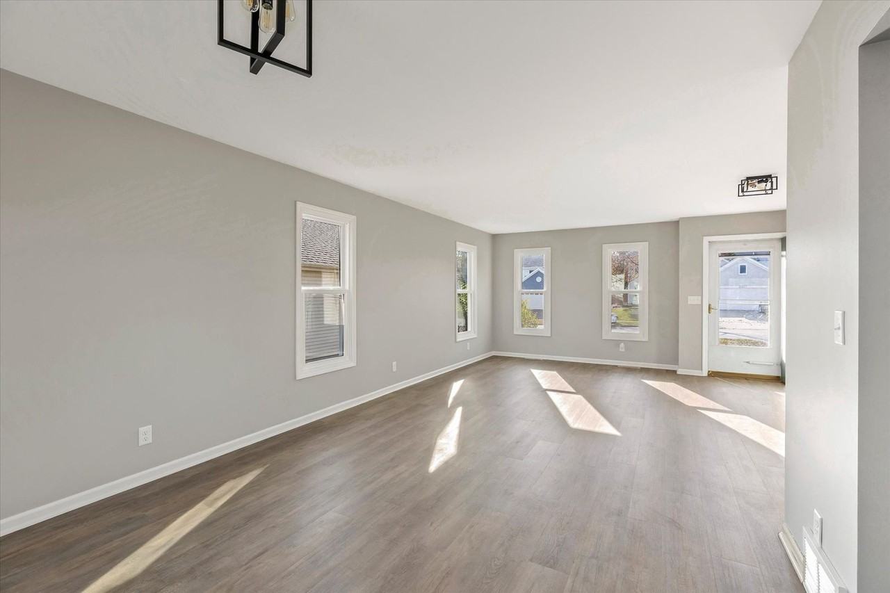 9418 68th St - Photo 5 of 28