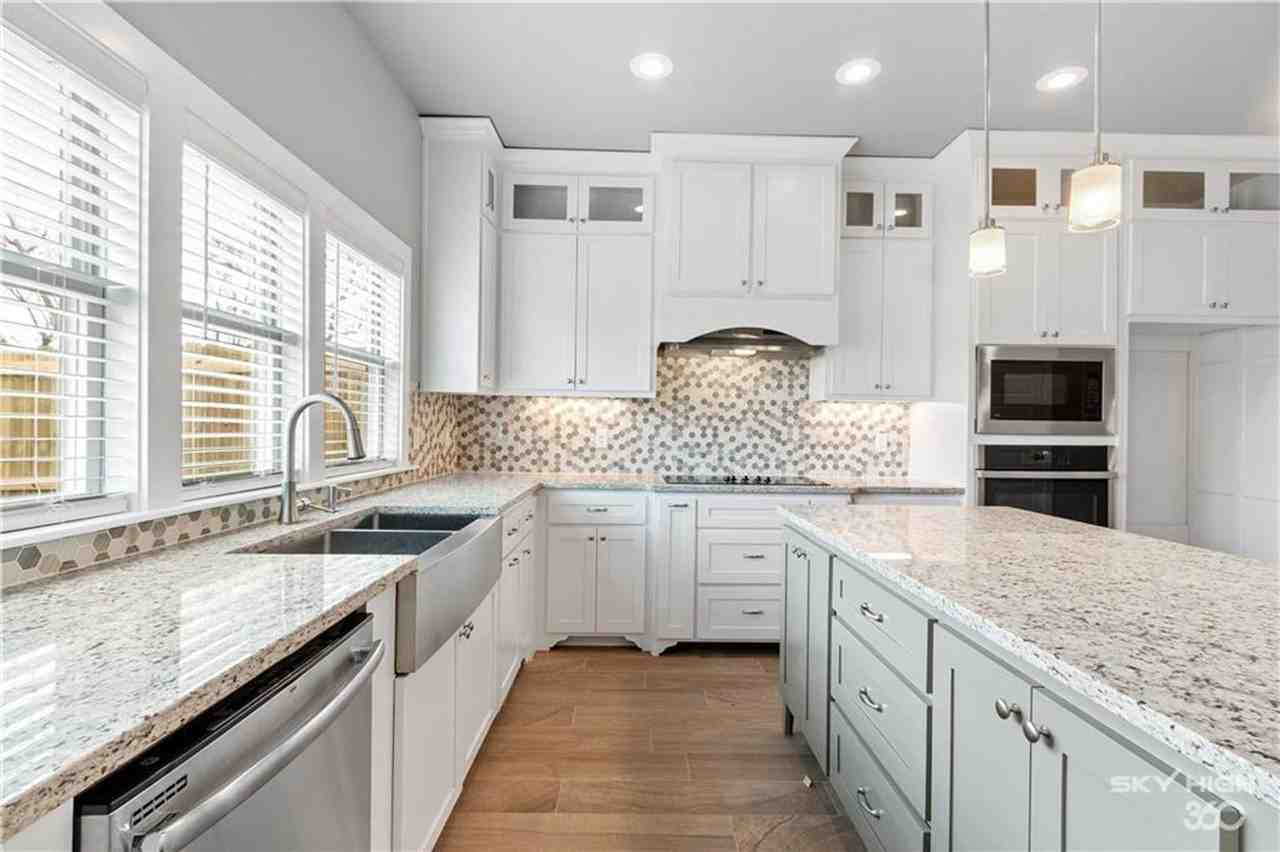 404 Nw Retreat Ln - Photo 2 of 22