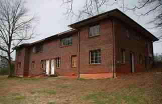 305 W Oak St - Photo 1 of 1