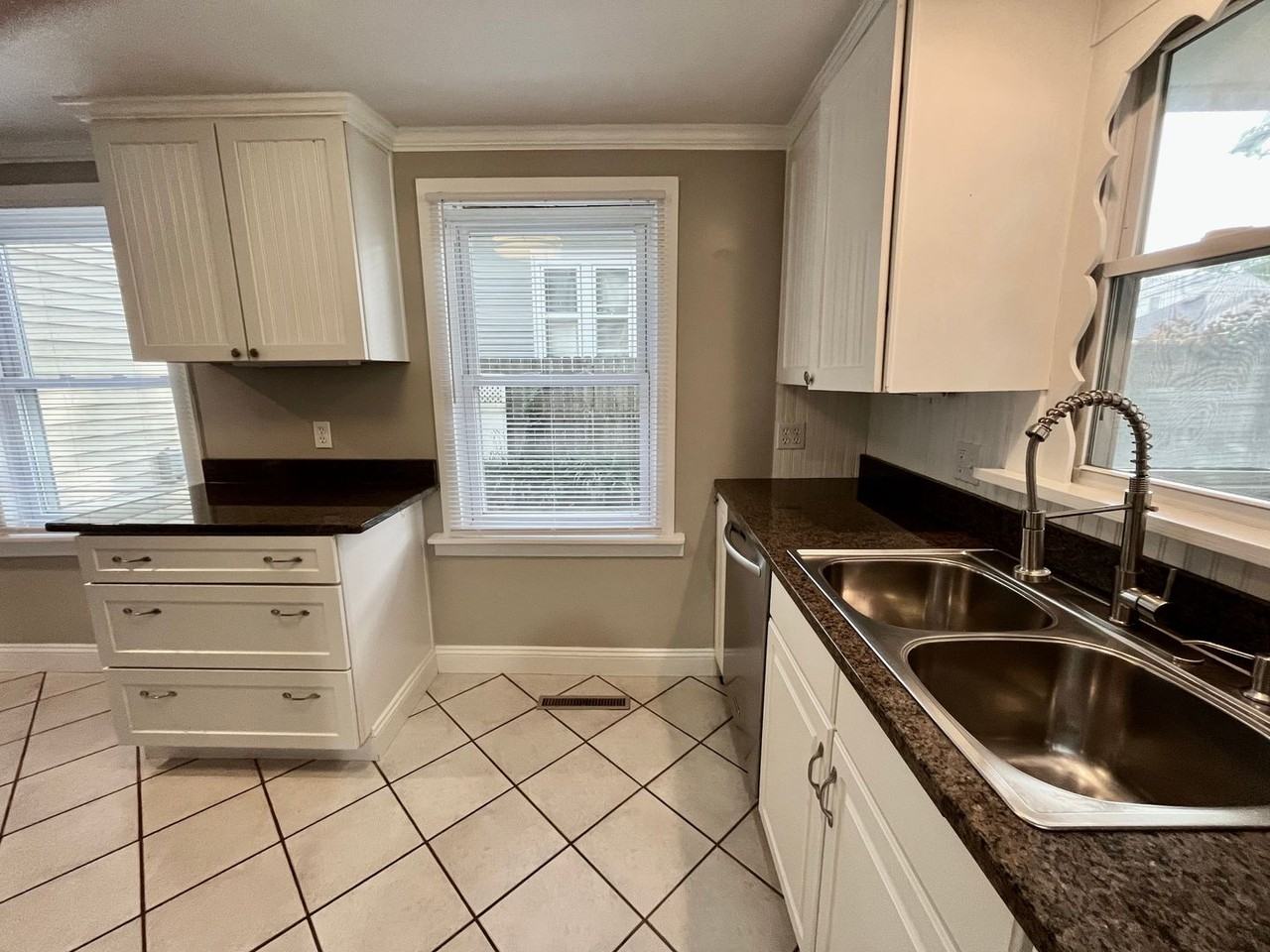 910 Court St - Photo 5 of 21