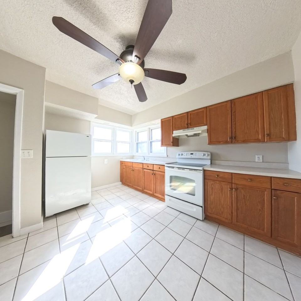 4003 Se 2nd St - Photo 3 of 17