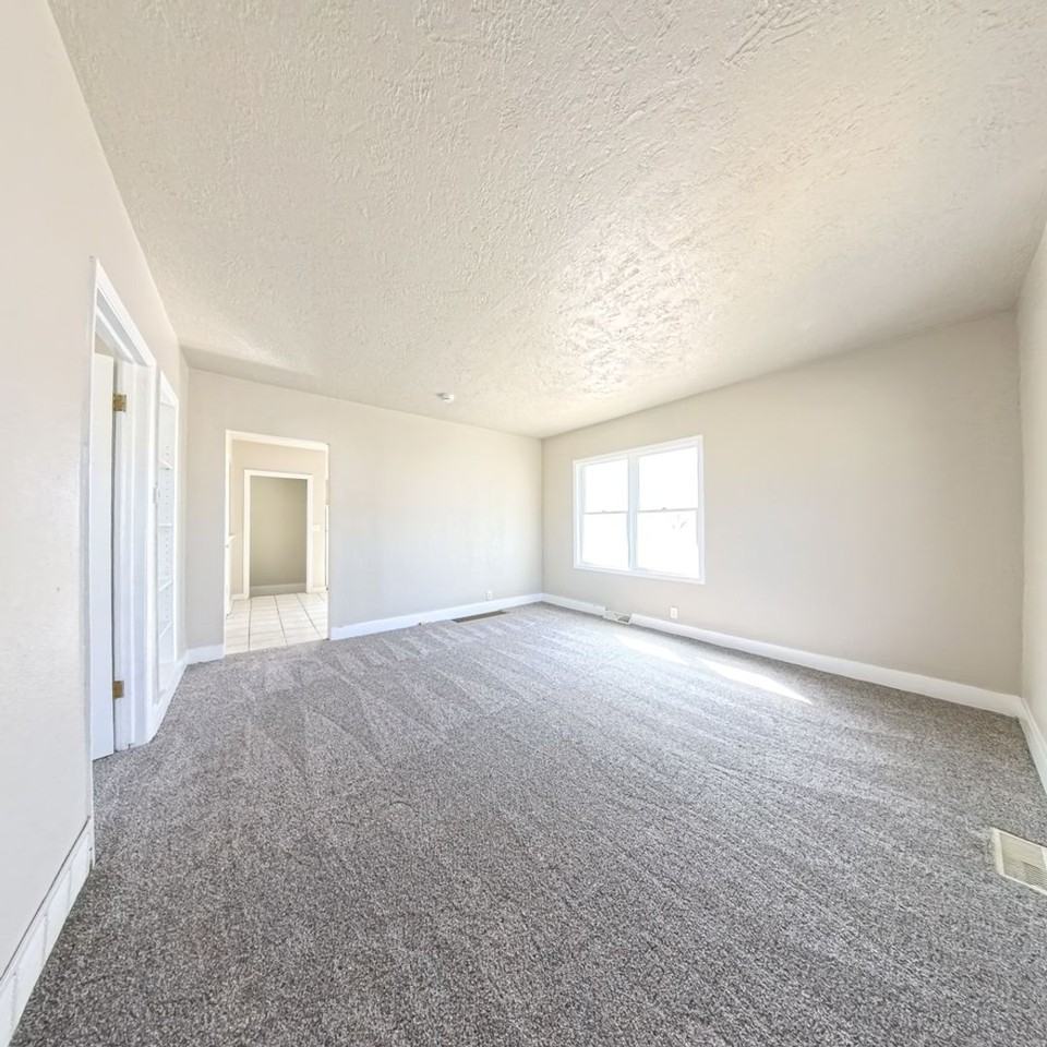 4003 Se 2nd St - Photo 5 of 17