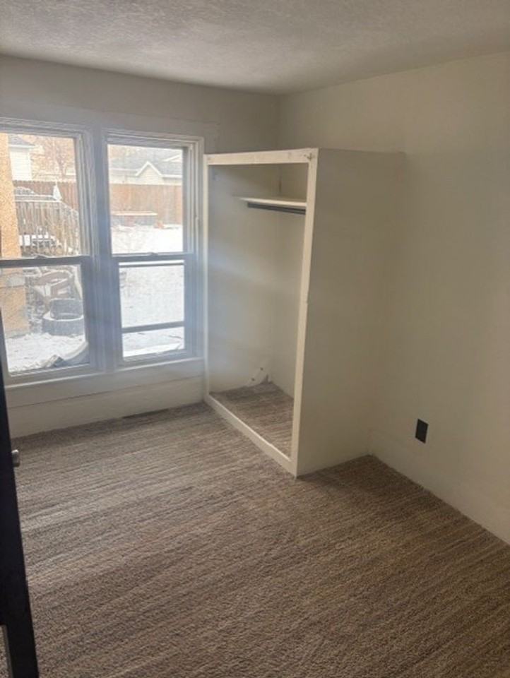 410 E 8th St - Photo 2 of 7