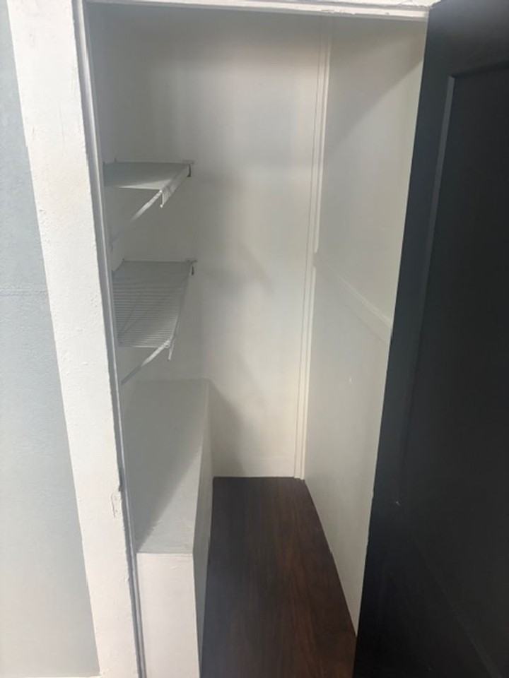 410 E 8th St - Photo 4 of 7