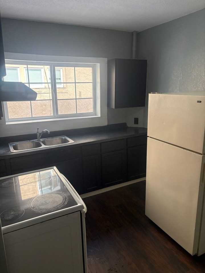 410 E 8th St - Photo 5 of 7