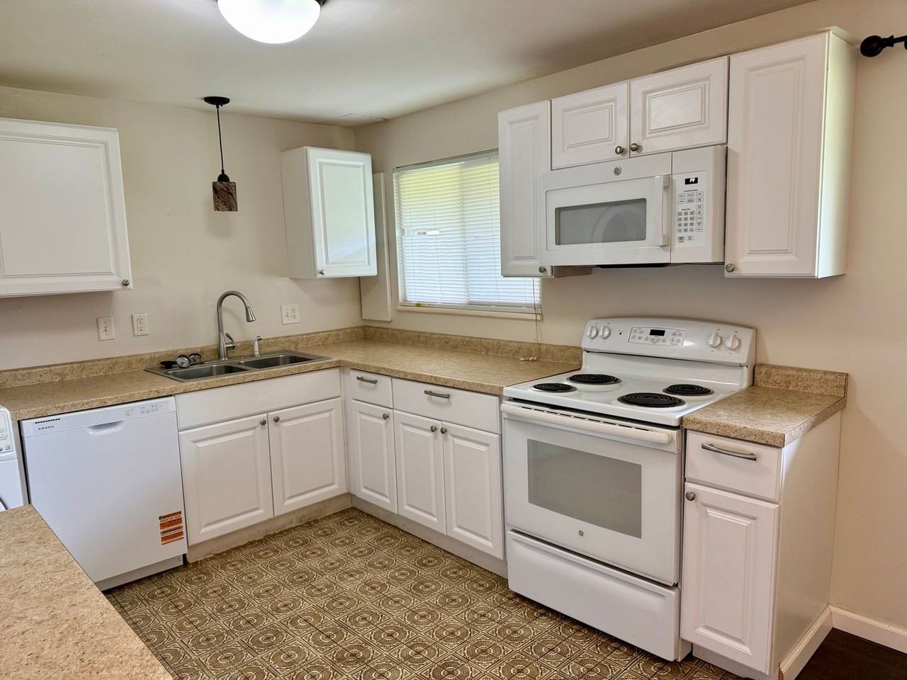 3486 Roswell Dr - Photo 3 of 10