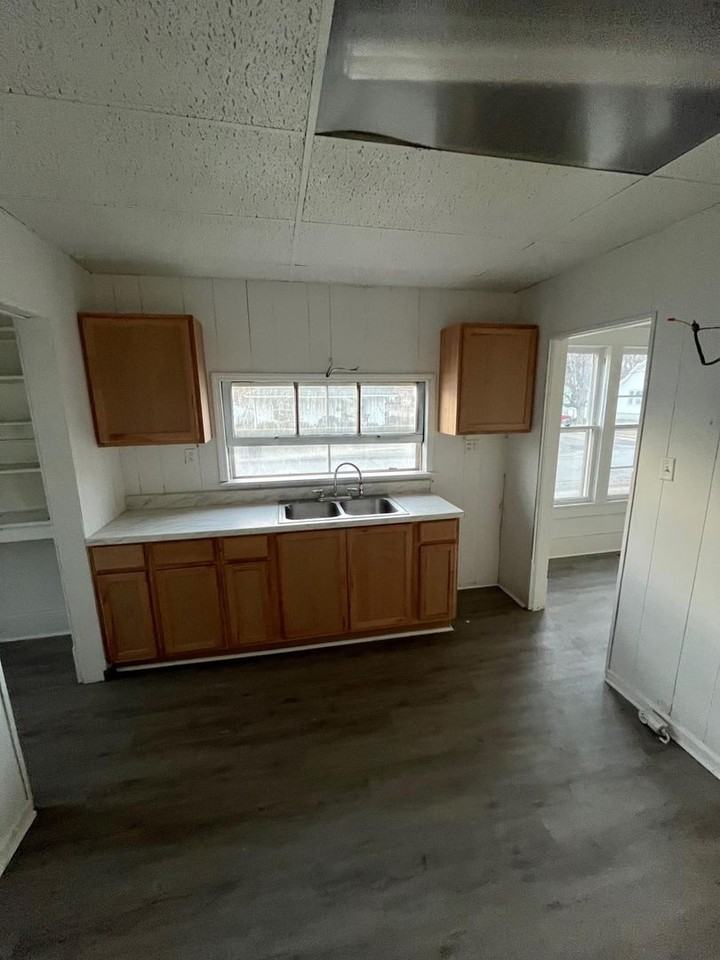 404 E Ashland St - Photo 4 of 6