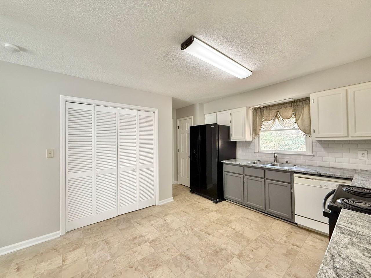 825 Rawls Dr - Photo 5 of 20