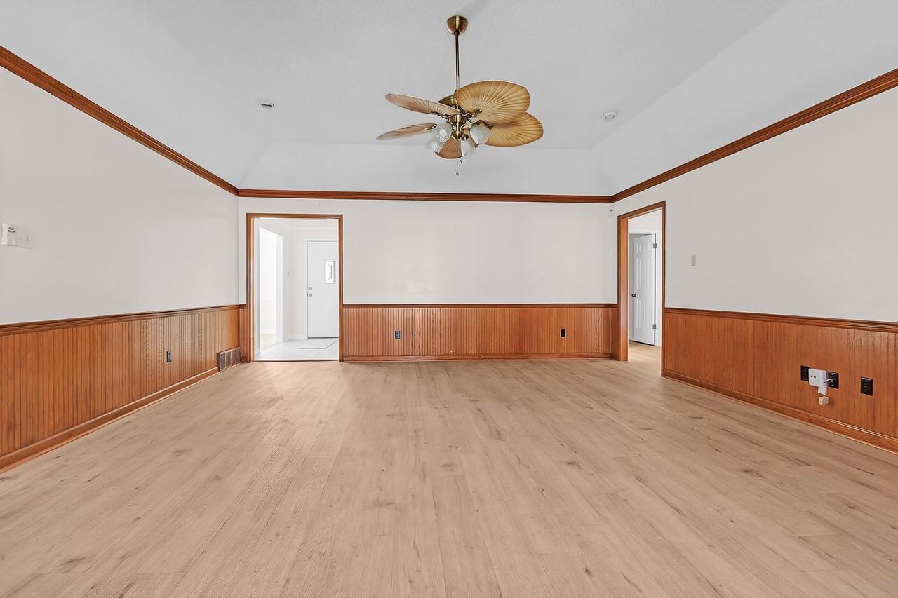 7628 Lowrance Rd - Photo 3 of 22