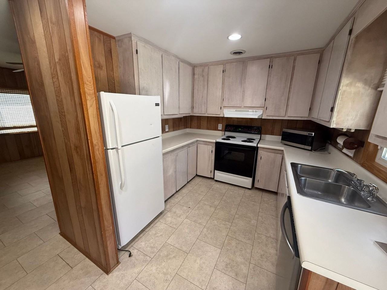 866 Hawthorne Rd - Photo 3 of 12