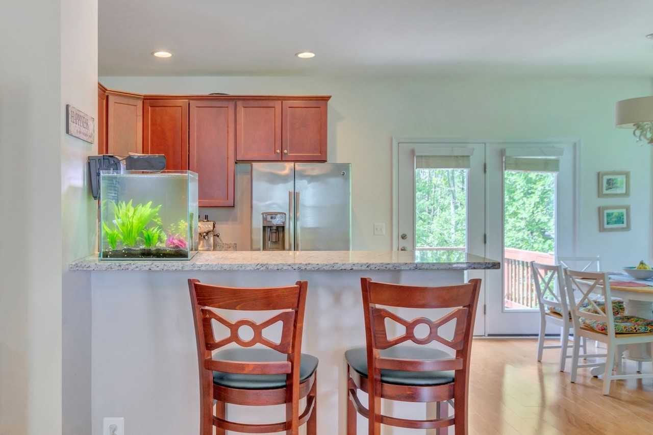 151 Longwood Dr - Photo 5 of 27