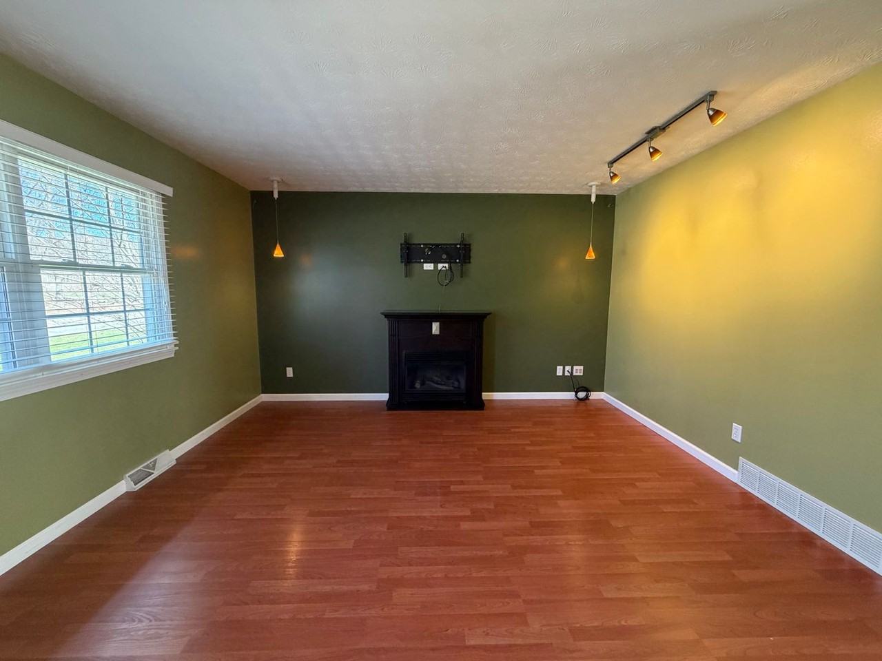 2426 Eastwood Ave - Photo 4 of 19