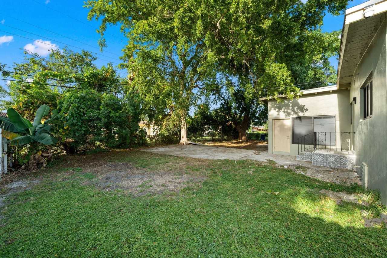 1300 Nw 90th St - Photo 3 of 16