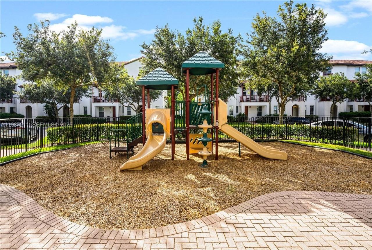 2559 Sw 119th Ter - Photo 4 of 32