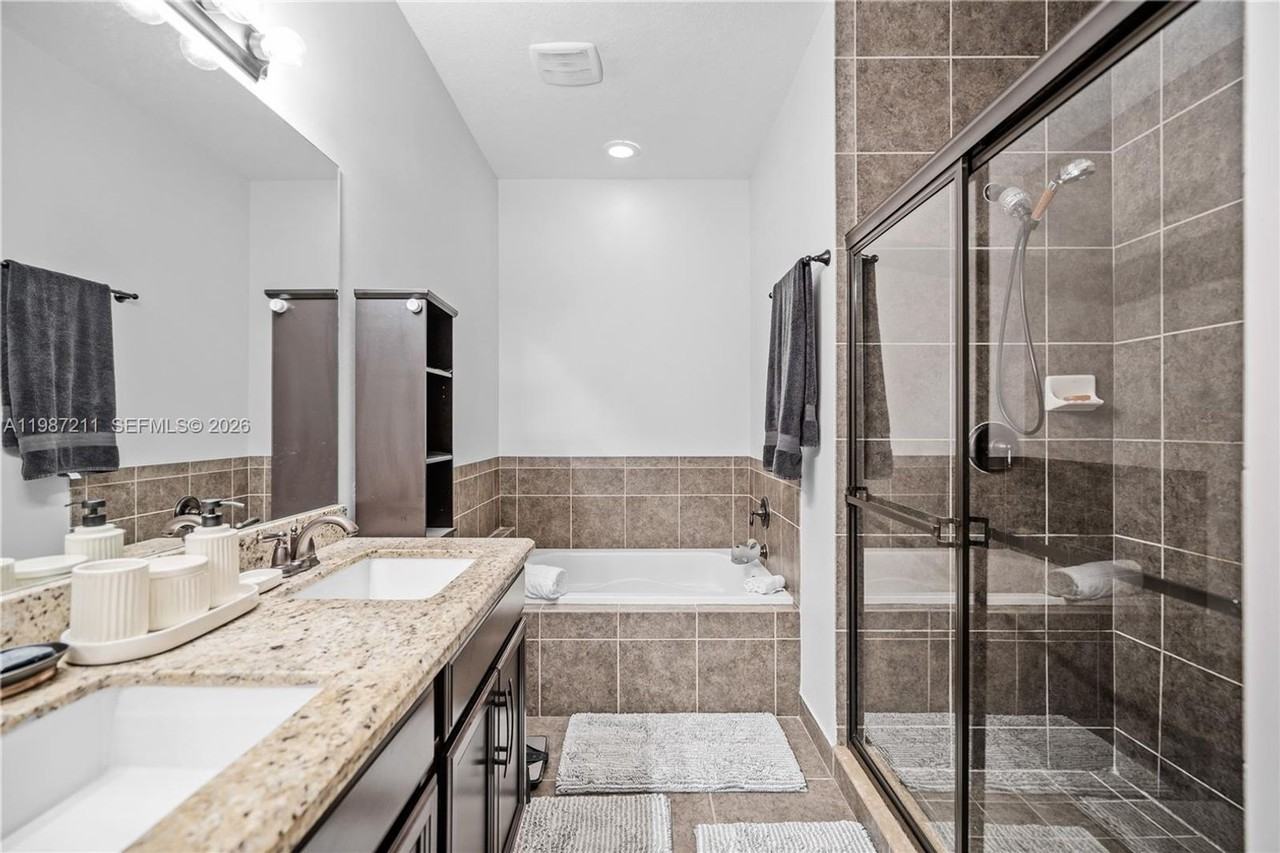 2559 Sw 119th Ter - Photo 7 of 32