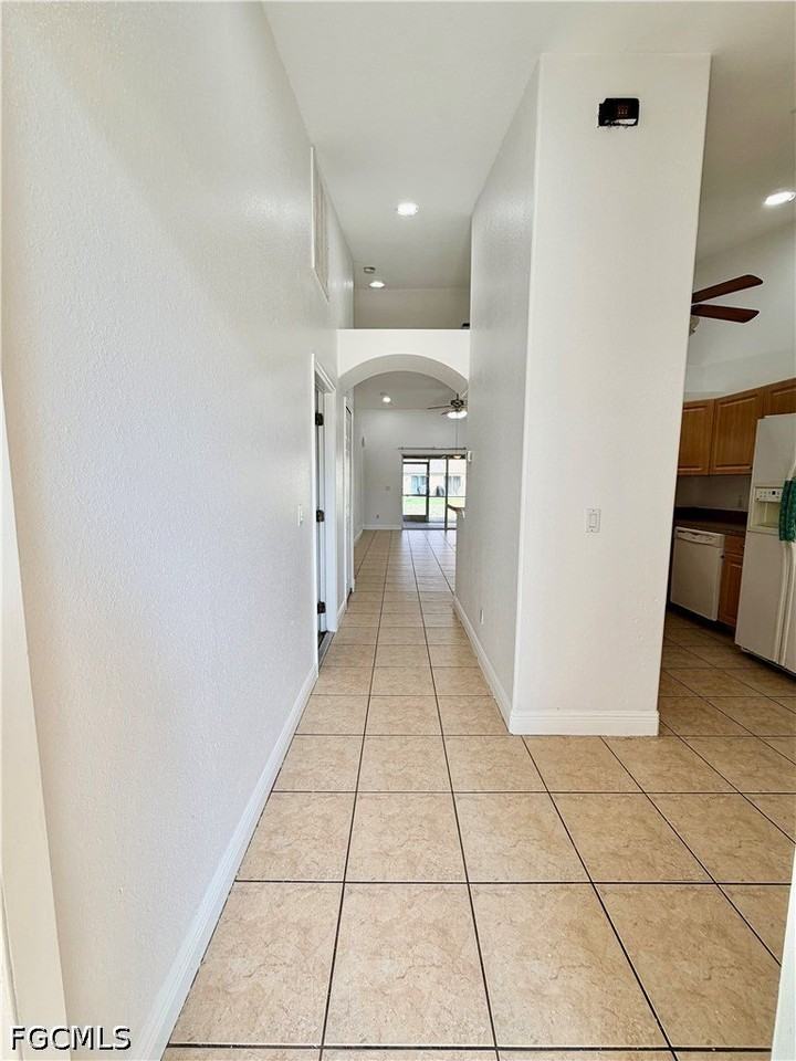 527 Ne 24th Pl - Photo 4 of 17