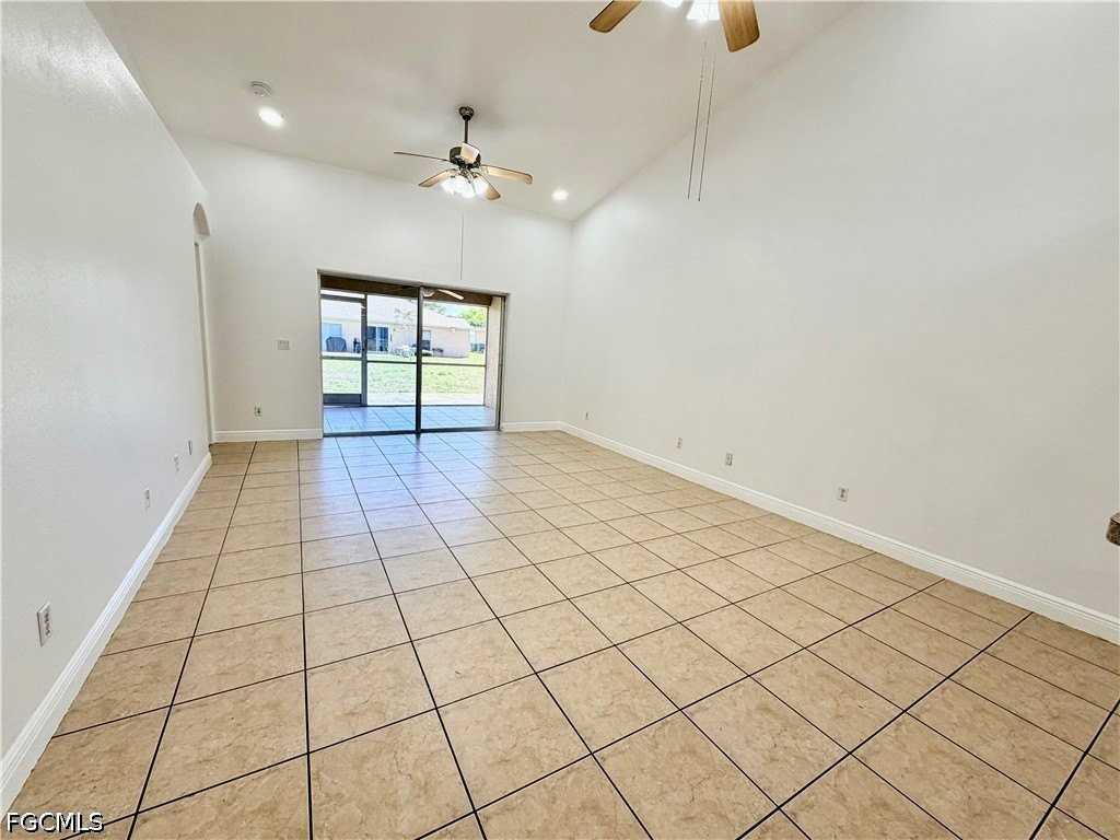 527 Ne 24th Pl - Photo 5 of 17