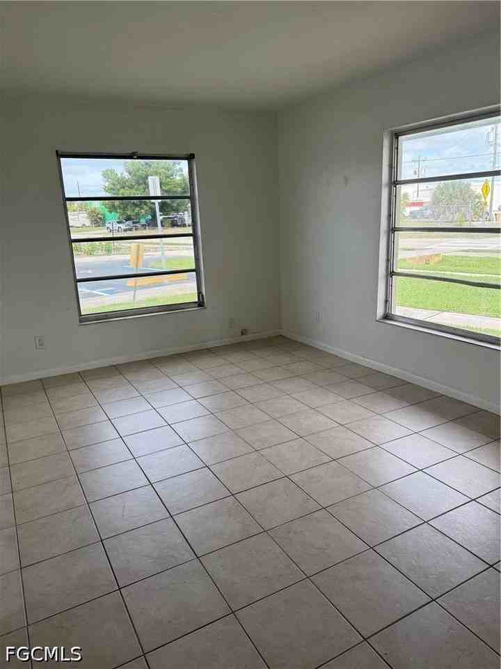 1131 S Loop Blvd - Photo 3 of 9