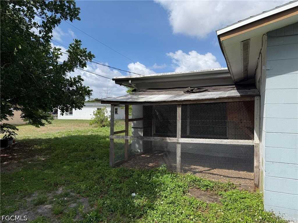 212 Davis Rd - Photo 3 of 16