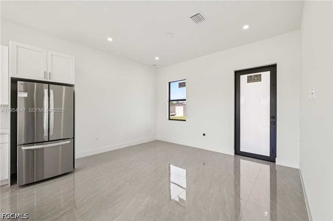 4402 E 19th St - Photo 4 of 27