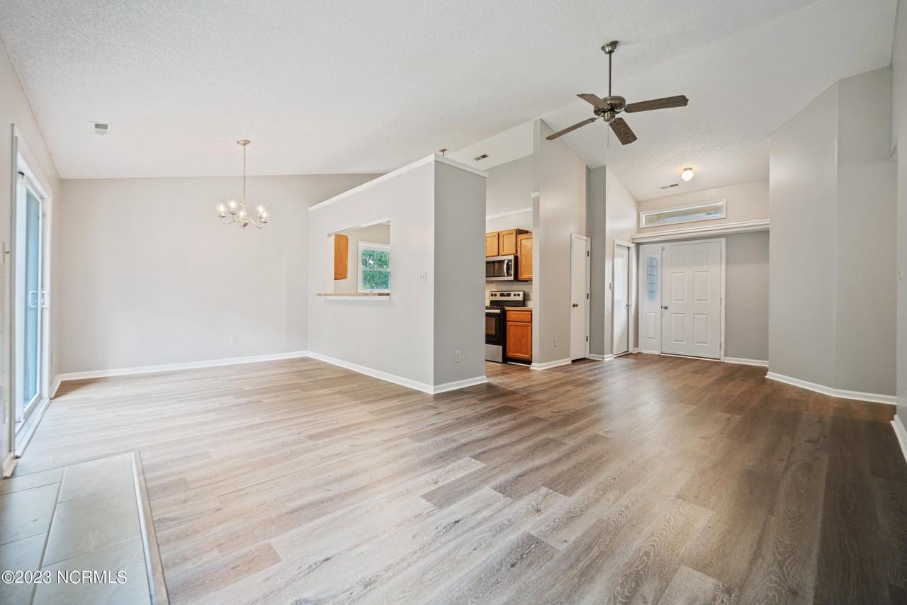 2666 Idlebrook Cir - Photo 6 of 19