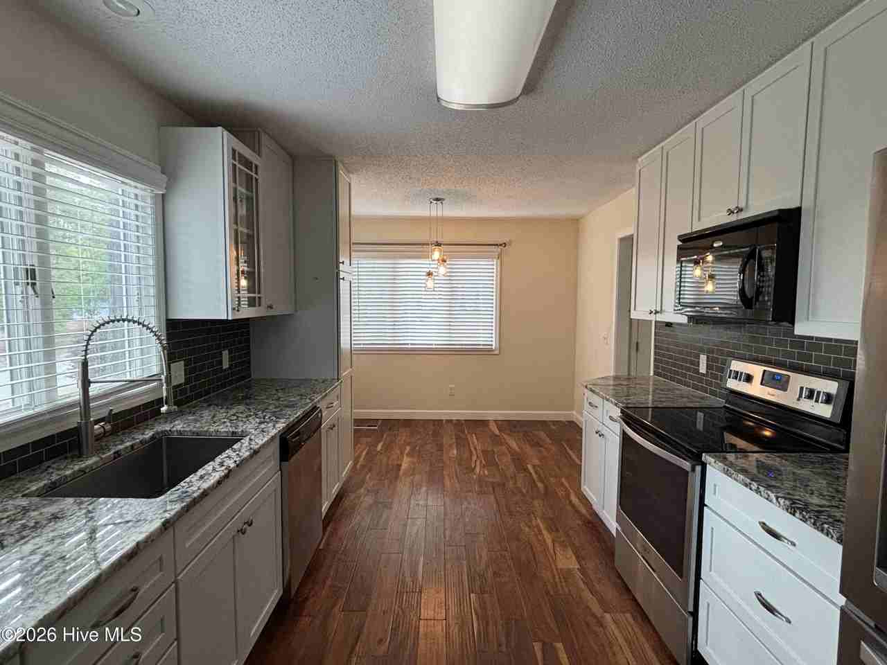 170 Salem Dr - Photo 3 of 21