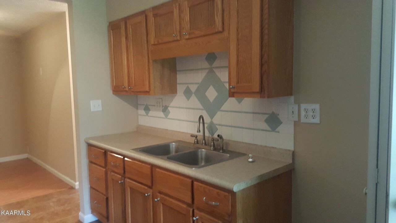 426 Parliament Rd Apt 2 - Photo 3 of 10