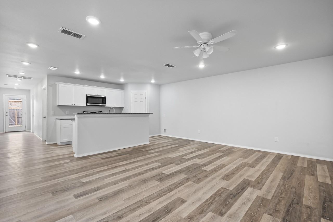 5609 Jarvis St Apt B - Photo 5 of 24