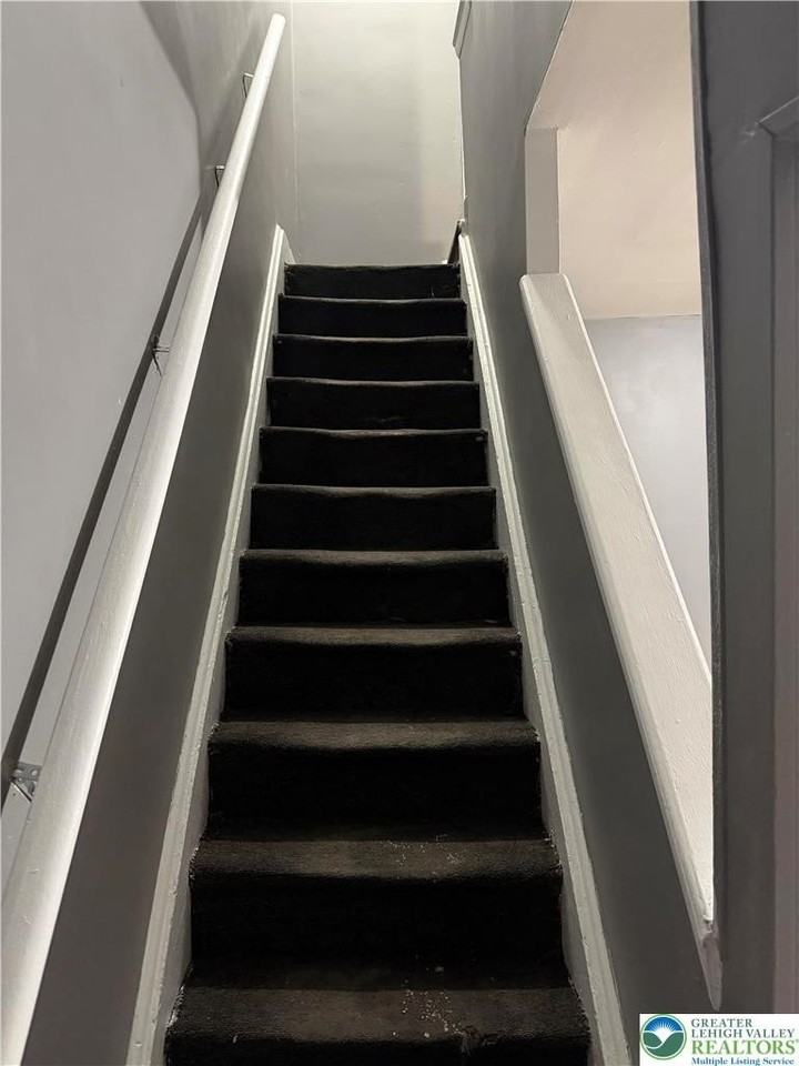 626 Oak St - Photo 2 of 11