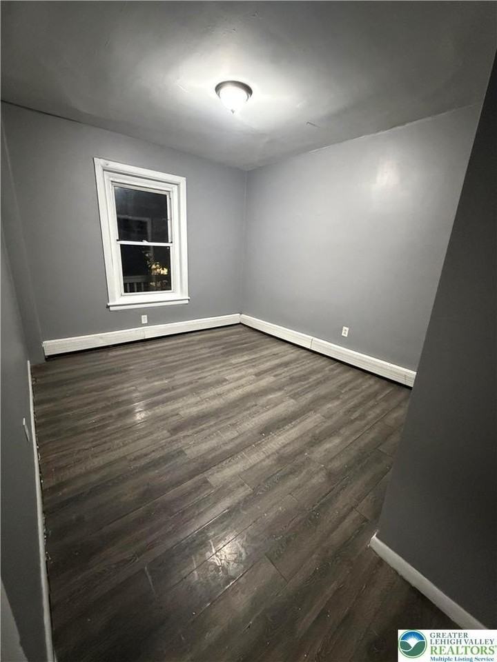 626 Oak St - Photo 4 of 11