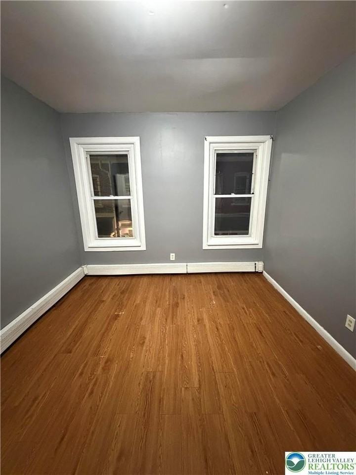 626 Oak St - Photo 6 of 11