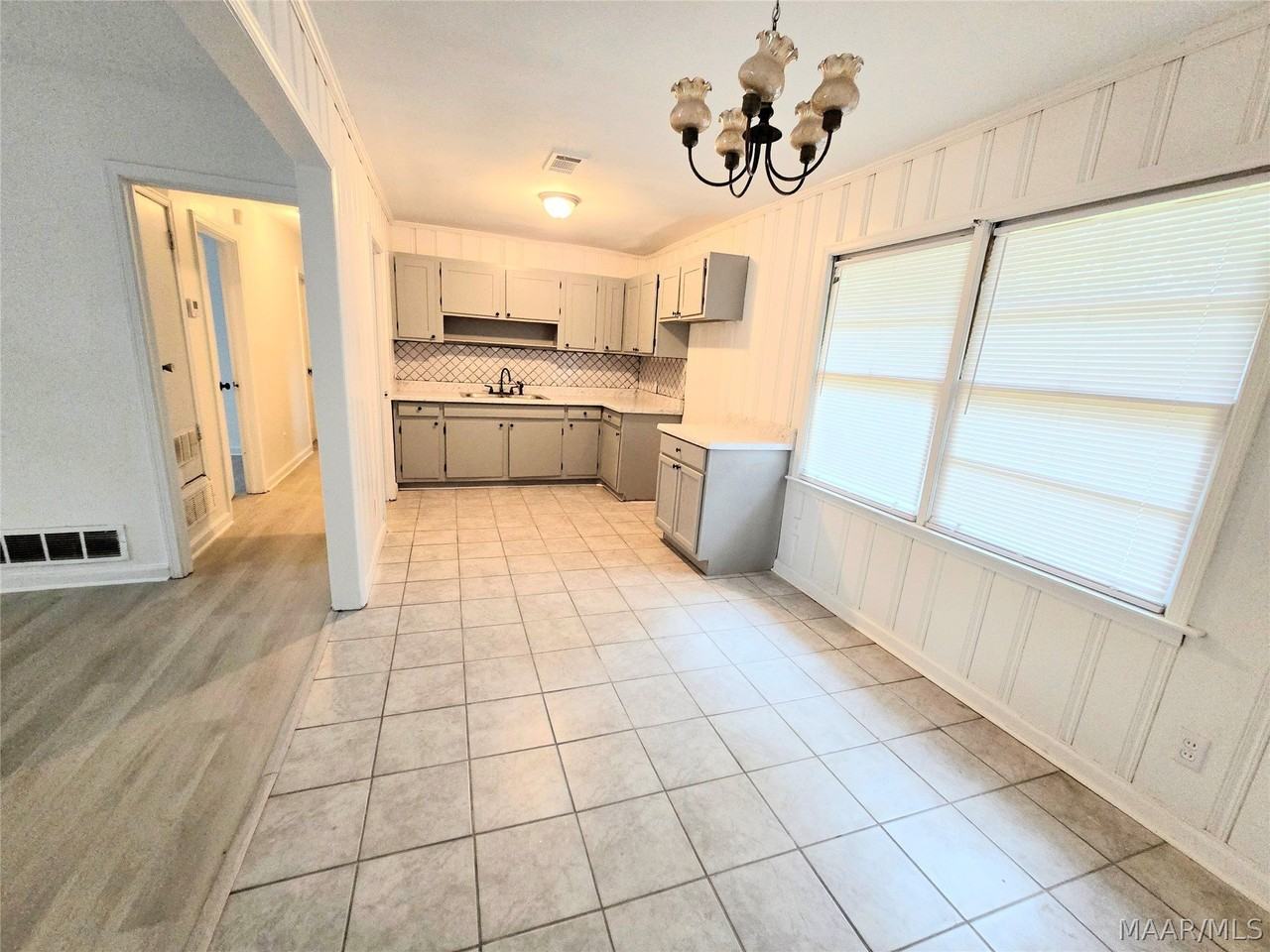 204 W Park Ave - Photo 5 of 10