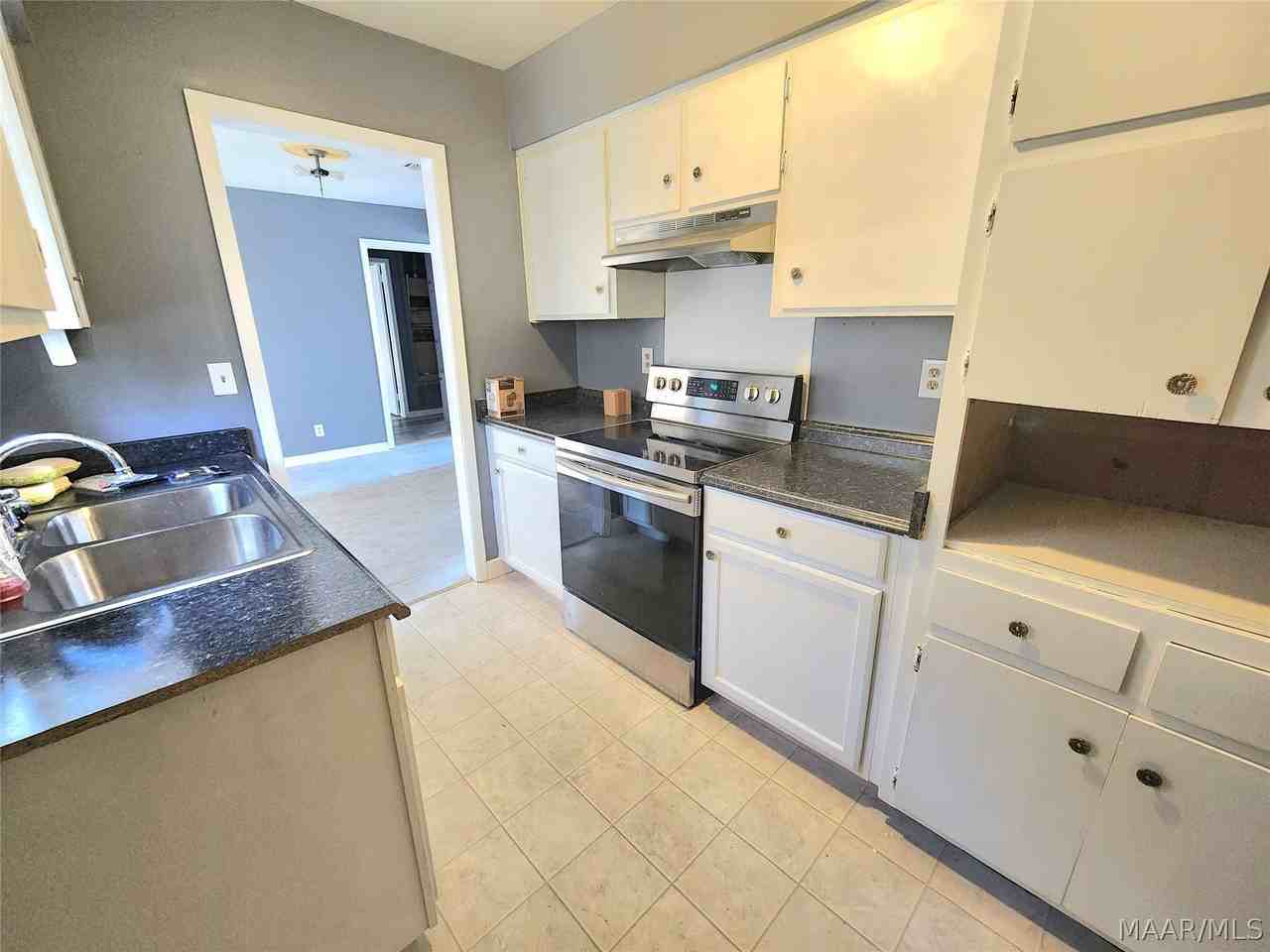 6061 Briarhurst Dr - Photo 4 of 15