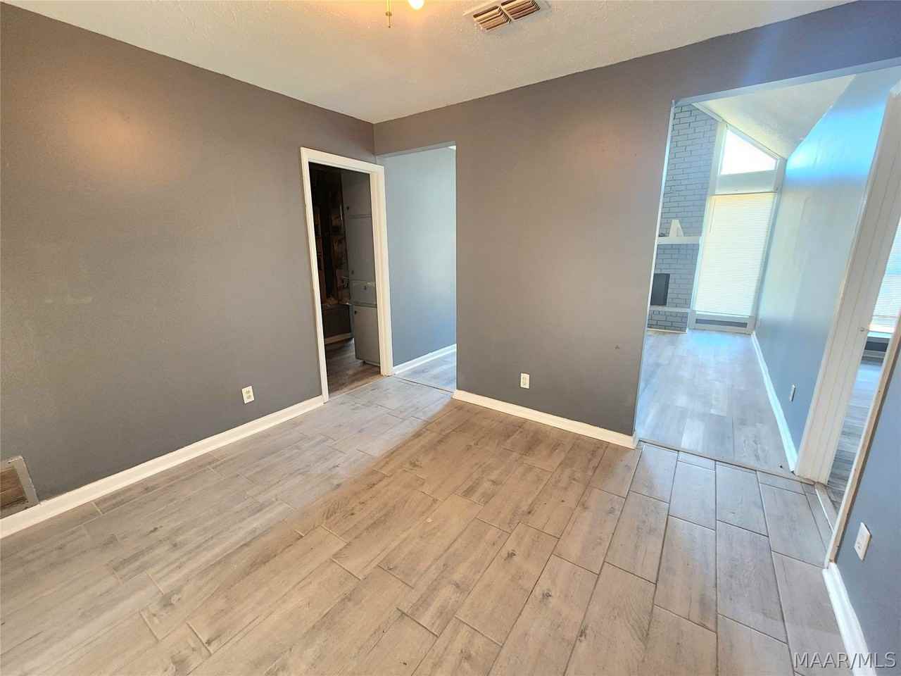 6061 Briarhurst Dr - Photo 5 of 15