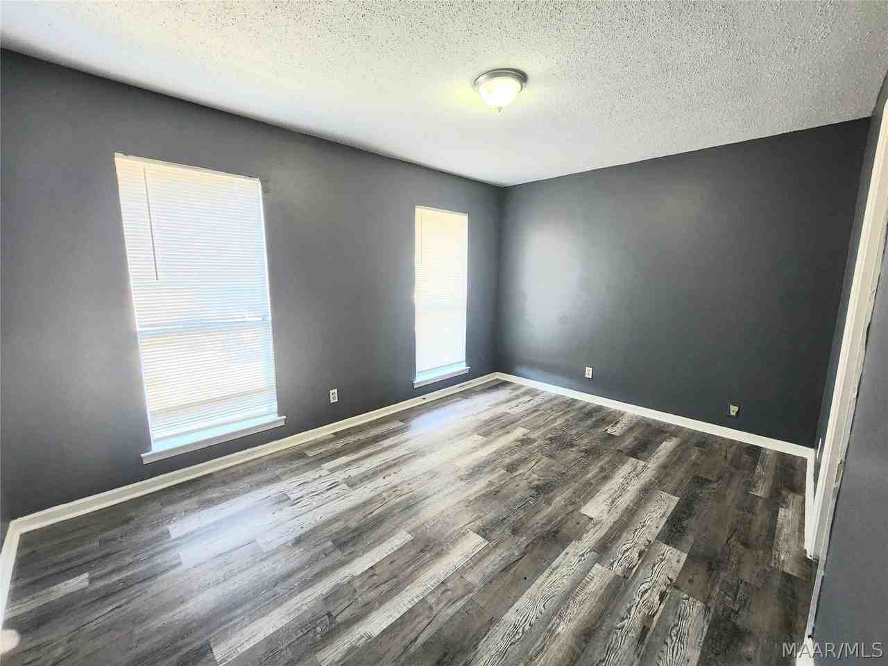 6061 Briarhurst Dr - Photo 6 of 15