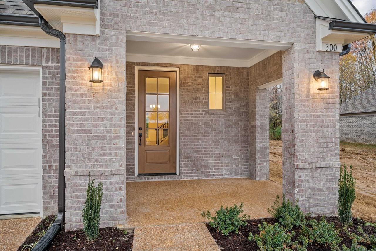 300 Maple St - Photo 2 of 27