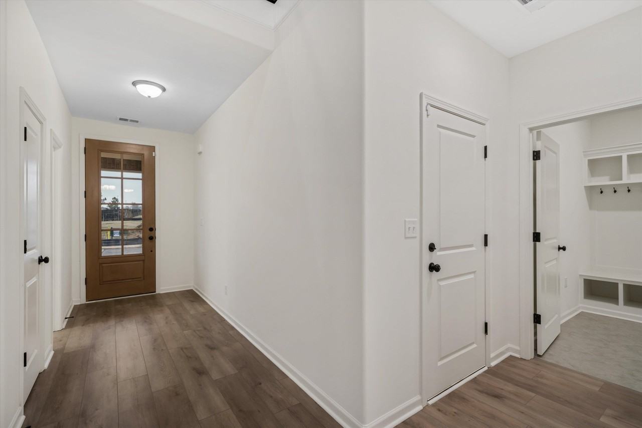 300 Maple St - Photo 4 of 27