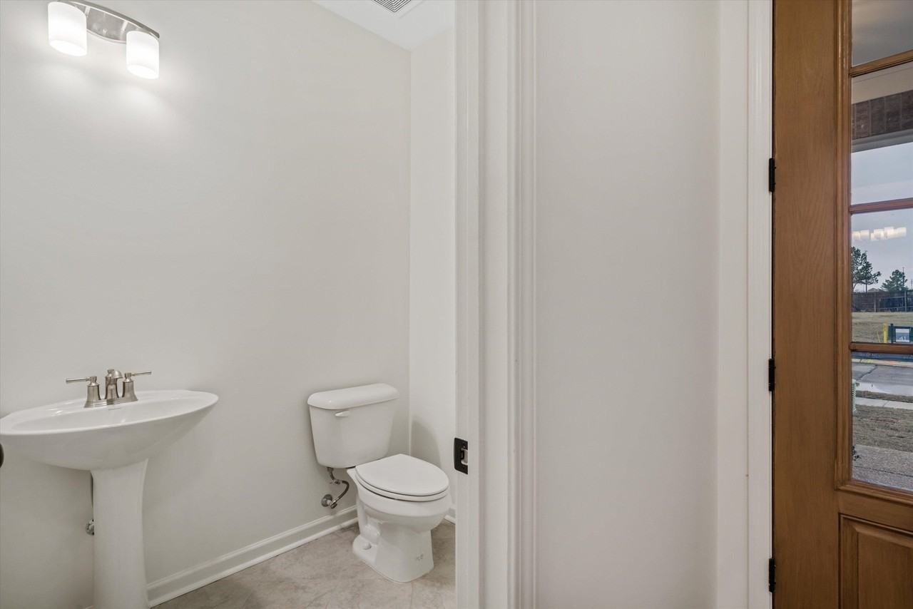 300 Maple St - Photo 5 of 27