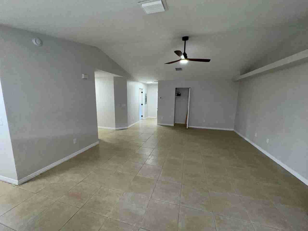 618 Ne 1st St #A - Photo 3 of 8