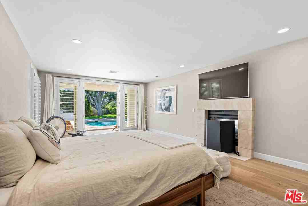 10424 Valley Spring Ln - Photo 2 of 8